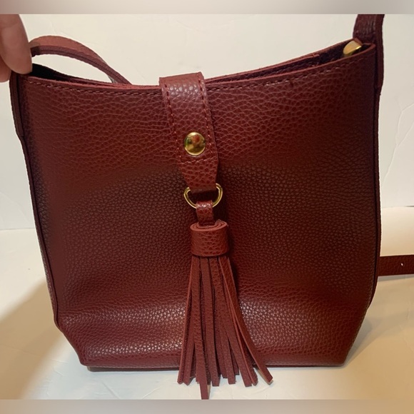 Faux Leather Burgundy crossbody purse, gold hardware & tassel snap closure - Picture 6 of 6
